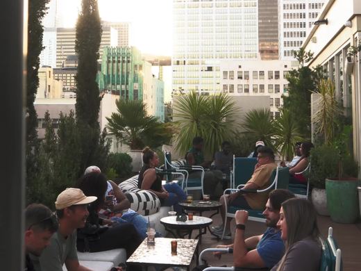 A full rooftop crowd